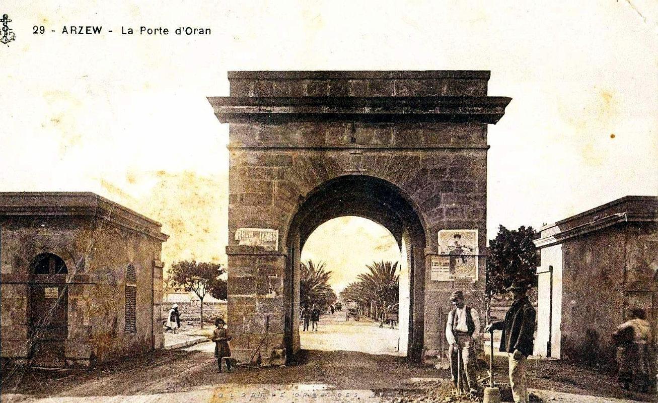 1908- Arzew - Porte d'Oran - Cantonniers au Pavage.jpg